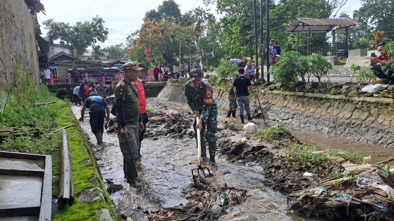 Serka Sulaeman Ikut Serta, Babinsa dan Warga Bersinergi Sukseskan Karya Bakti “Jumat Bersih” di Pamoyanan