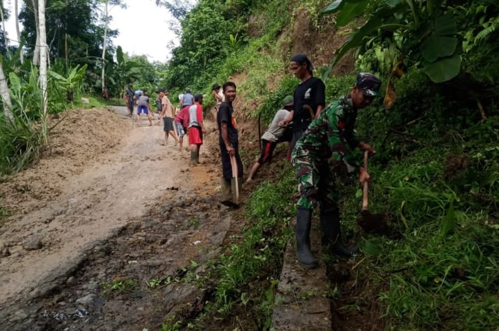 Wujud Kemanunggalan TNI-Rakyat, Kopka Didit Rino Pimpin Karbak Bersihkan Akses Jalan Desa Neglasari