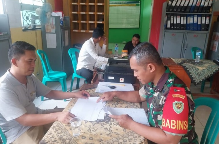 Jaga Akurasi Data Wilayah, Sertu Sriwiyoko Laksanakan Puldata Teritorial Bersama Staf Desa Cibodas