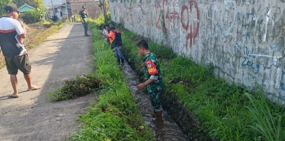 Cegah Banjir di Musim Penghujan, Sertu Sukanda Pimpin Karbak Pembersihan Saluran Air di Muaracikadu