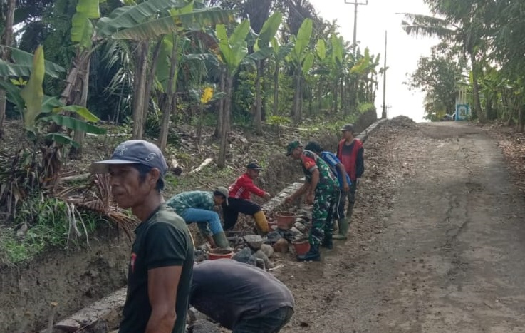 Wujudkan Infrastruktur Mandiri, Serka Ii Supriadi Pimpin Karbak Pembuatan Saluran Air di Cihea