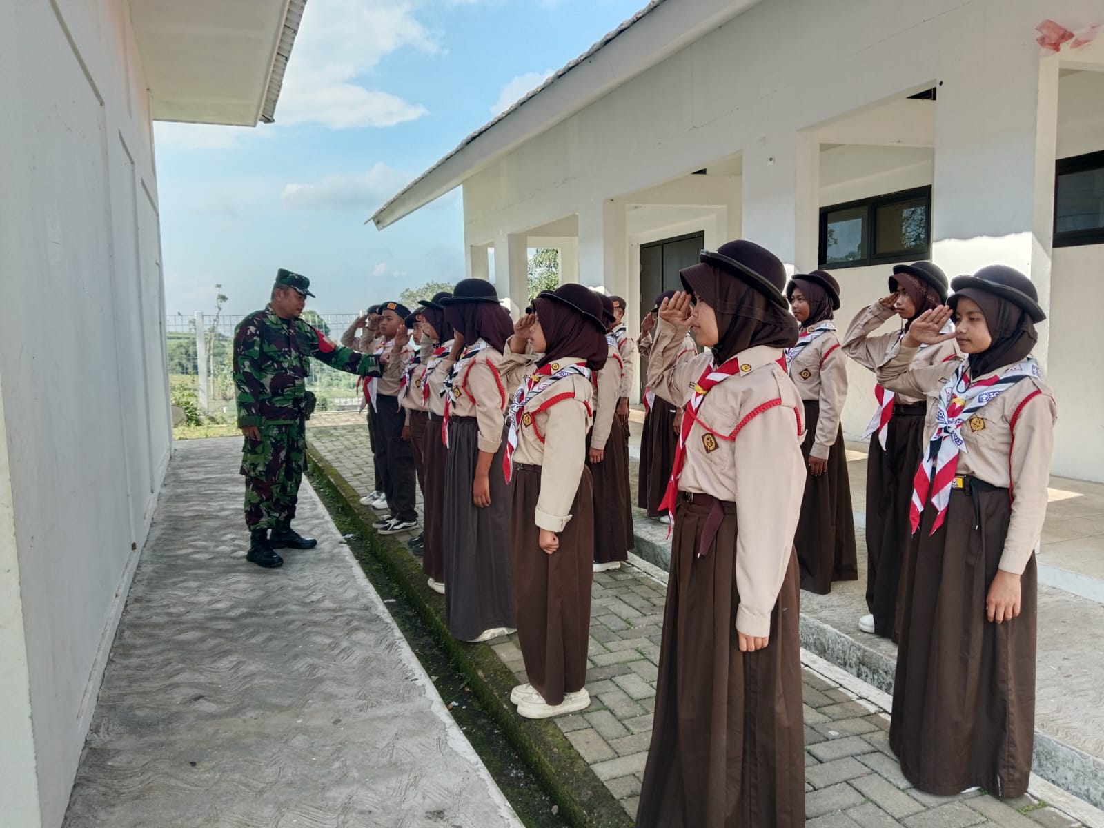 Tanamkan Disiplin Sejak Dini, Serma Heri Aldi Beri Pembinaan PBB kepada Siswa SDN Mahfuzul