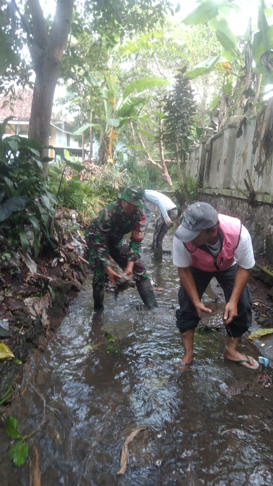 Wujudkan Sungai Bersih dan Sehat, Serka Maryono Pimpin Karya Bakti Pembersihan Sungai di Sukamanah