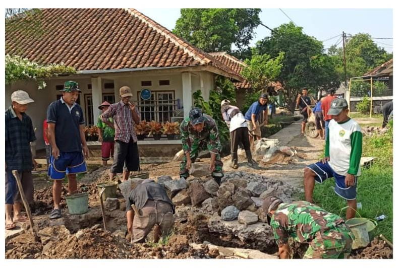 Wujudkan Lingkungan Bersih dan Rapi, Peltu Endang Kurna Pimpin Karya Bakti Bersama Warga Sukasarana