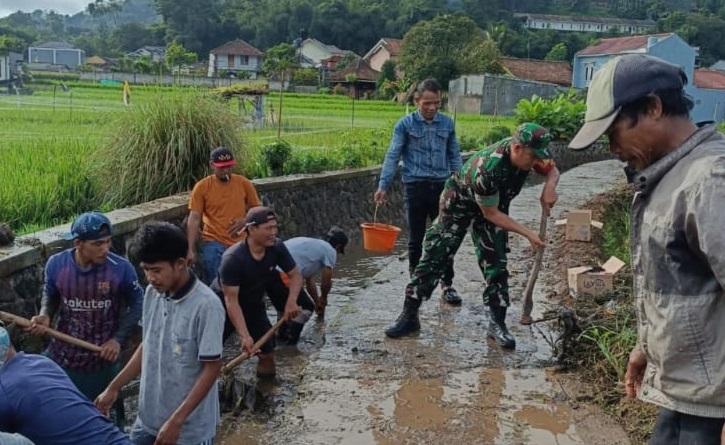 Cegah Banjir dan Jaga Produktivitas Pertanian: Babinsa Serka Muhtaraman Pimpin Karya Bakti di Cibodas