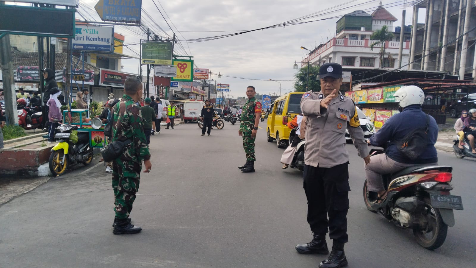 Anggota Koramil Cipanas, Kawal Ribuan Peserta Lintas Alam “Ngaprak Lembur Nambah Dulur”