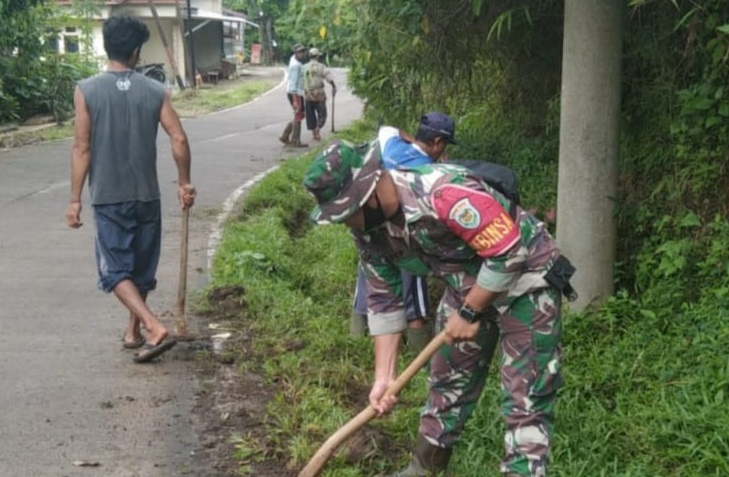 Wujud Kemanunggalan TNI: Babinsa Serda Sesep Pimpin Kerja Bakti Pembersihan Jalan di Sukasari