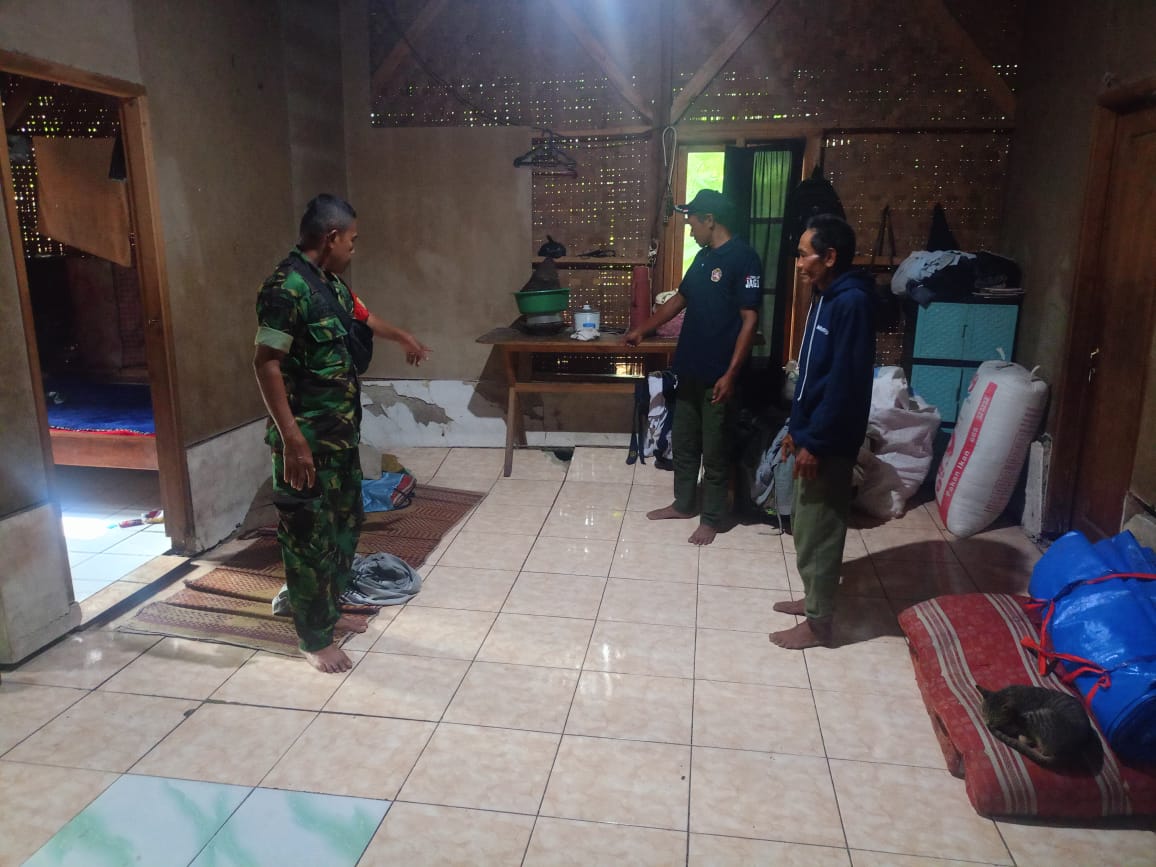 SIGAP DARURAT: Babinsa Serda La Adudin Amankan Warga Terdampak Pergeseran Tanah di Cikalongkulon