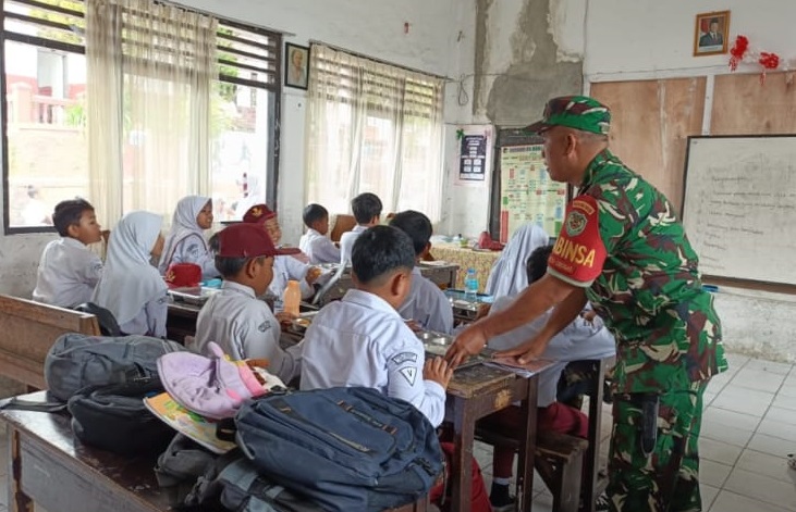 Babinsa Koramil 0608-04/Cipanas Pastikan Program Makanan Bergizi di Sekolah Berjalan Tepat Sasaran