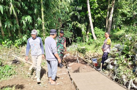 Babinsa Koramil 0608-05/Cugenang Pimpin Karya Bakti Pengecoran Jalan Gang di Desa Gasol
