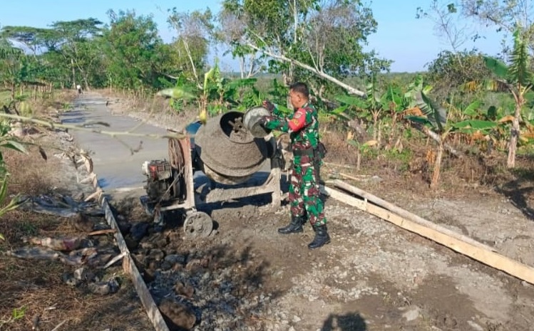 Babinsa Koramil 18/Agrabinta Turut Serta dalam Karya Bakti Pengecoran Jalan Desa Luginasari