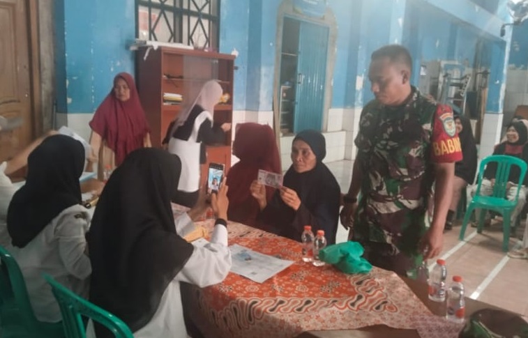 Babinsa Koramil 0608-12/Campaka Pastikan Distribusi Bansos di Desa Susukan Berjalan Tepat Sasaran