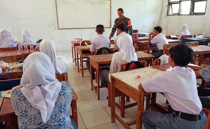 Babinsa Koramil 0608-16/Cibinong Beri Pembinaan Ketahanan Wilayah kepada Siswa SMK 1 Cibinong