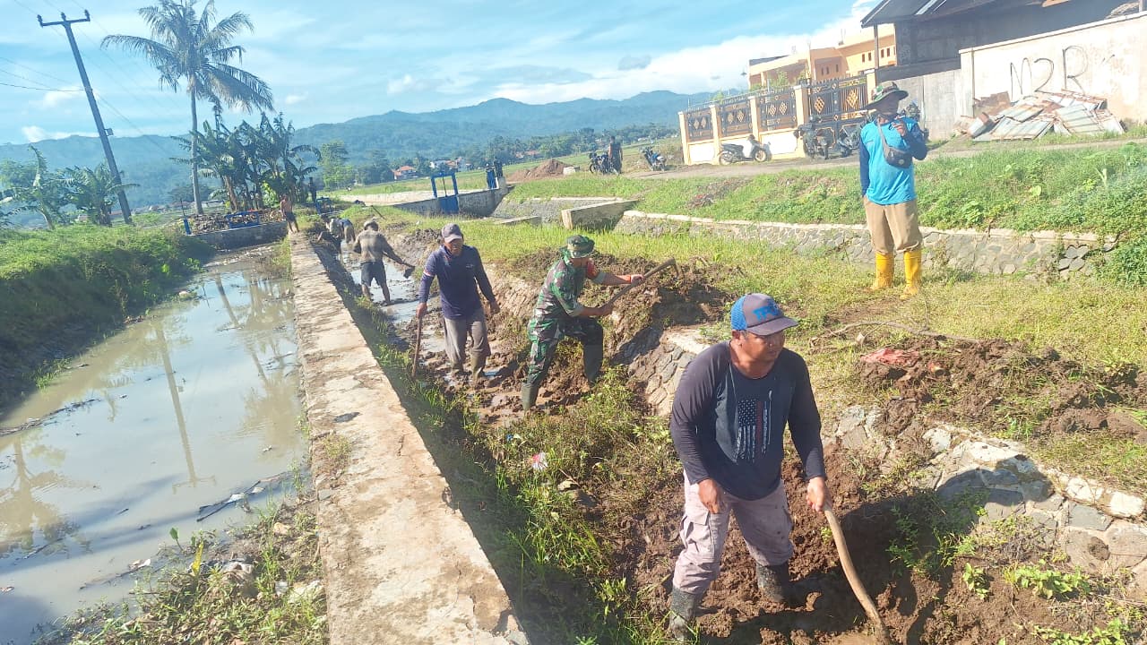 Aksi Kemanunggalan TNI: Babinsa Sertu Agus Julianto Pimpin Kerja Bakti Normalisasi Saluran Air Sawah