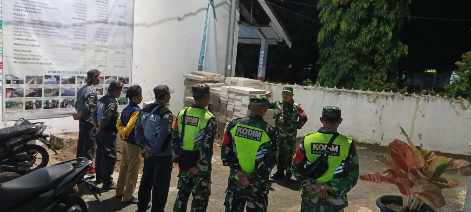 Patroli Gabungan Koramil 0608-01/Kota dan Warga Jamin Keamanan Malam Hari