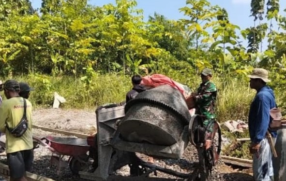 Bersama Warga, Babinsa Sertu Koswara Pimpin Kerja Bakti Pembangunan di Cidaun