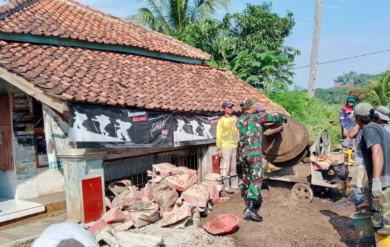 Bersama Warga, Serda Denden Sunjani Pimpin Pengecoran Jalan di Mekarjaya Sukaluyu