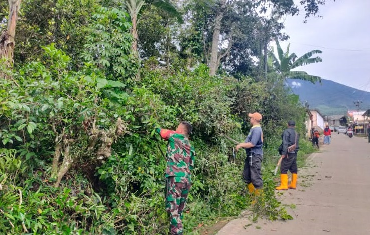 Jaga Kebersihan Lingkungan, Sertu Komar Hembara Pimpin Karbak di Desa Talaga