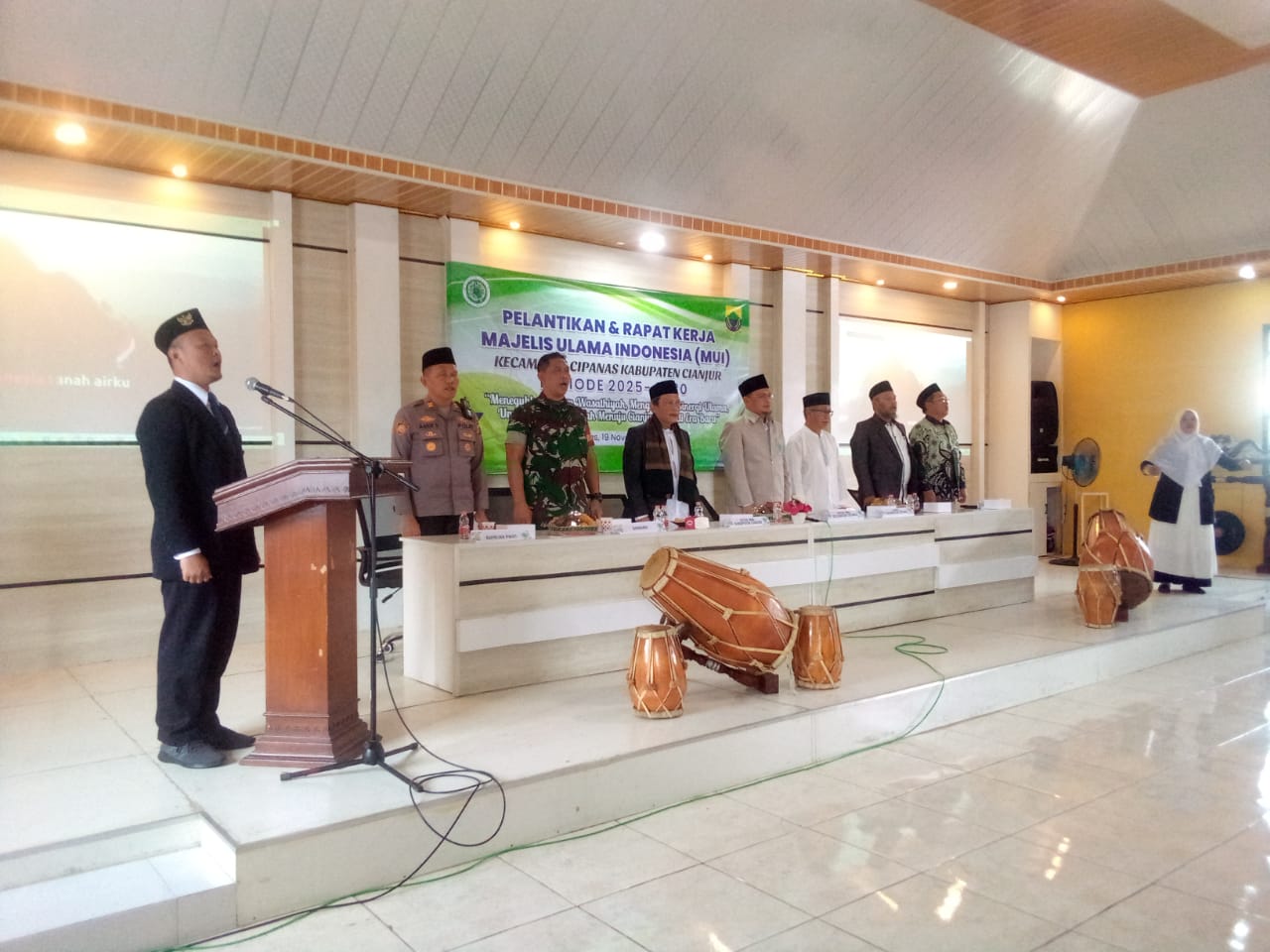 Babinsa Cipanas, Sertu Asep Dedi, Hadiri dan Amankan Pelantikan MUI Kecamatan