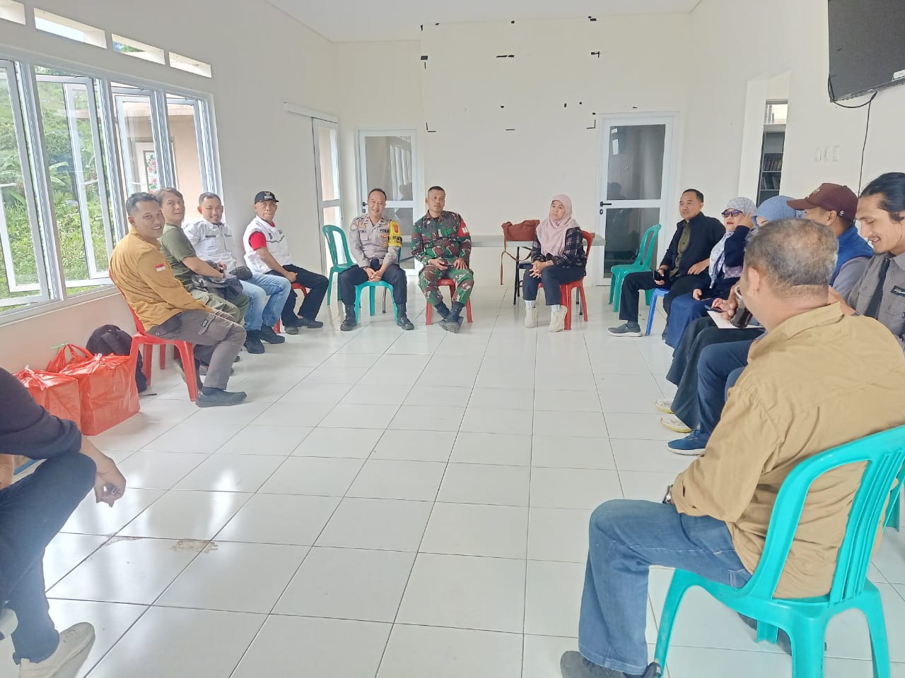 Babinsa Sukamulya Kawal Sosialisasi Penertiban Lahan TNGP