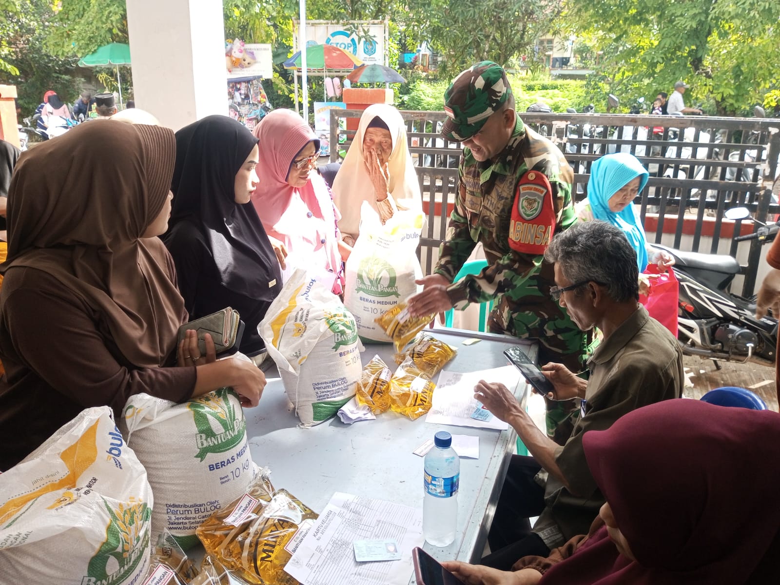 Babinsa Sukajaya Serka Nurcahyadi Kawal Ketat Penyaluran Bantuan Pangan di Bojongpicung