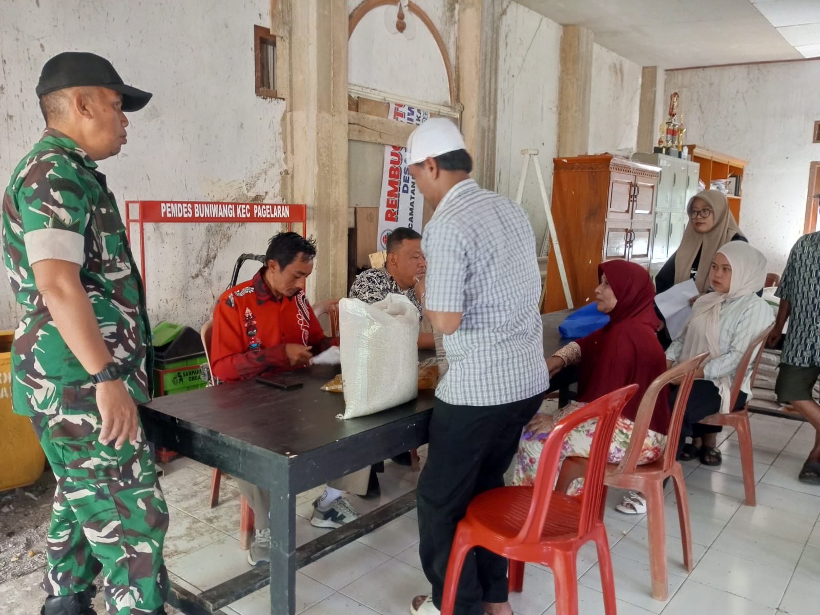 Babinsa Buniwangi Kawal Penyaluran Bantuan Pangan Bulog untuk 1000 KPM