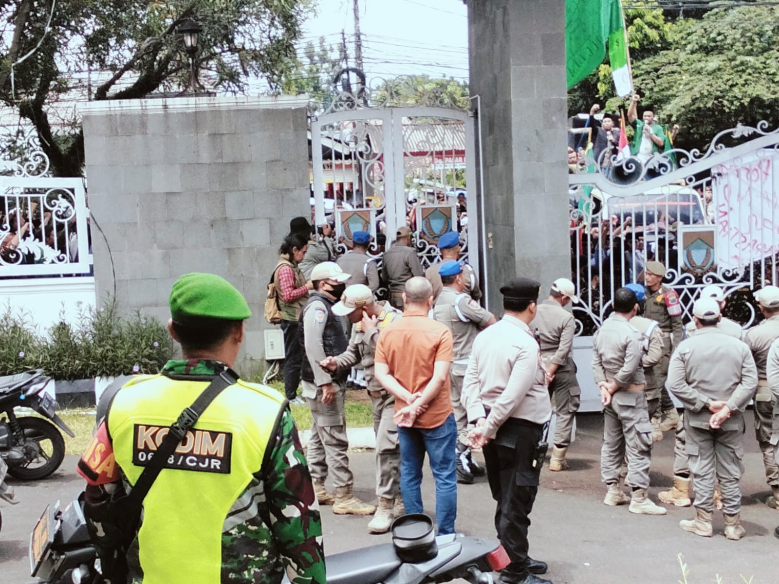 Pengamanan Aksi Unjuk Rasa Gerakan Pemuda Ansor di Cianjur