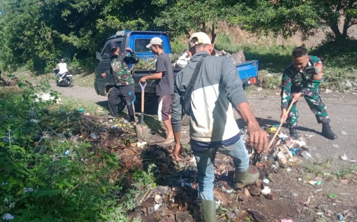 Babinsa Panyusuhan Pimpin Kerja Bakti Bersihkan Tumpukan Sampah Liar