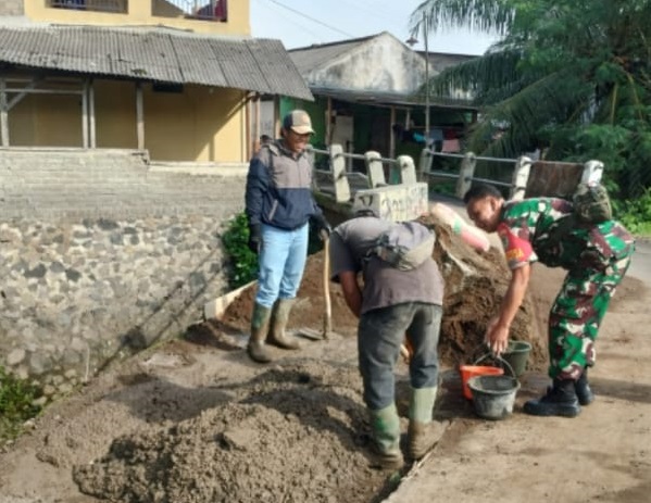Babinsa Serka Unang Gojali Turun Langsung Awasi Perbaikan Jalan Vital di Cibarengkok