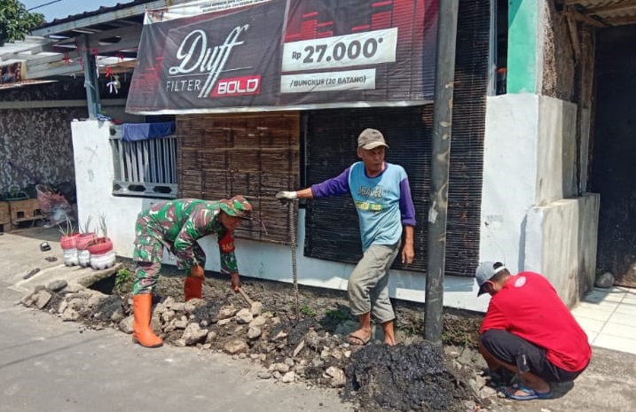 Babinsa Sertu Sukandi Pimpin Kerja Bakti Bersihkan Saluran Air, Cegah Banjir dan Penyakit