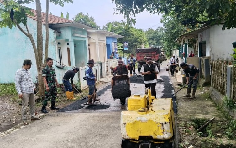 Babinsa Warudoyong Serma Tatang.H Dampingi Pengaspalan Jalan, Akses Warga Kian Lancar