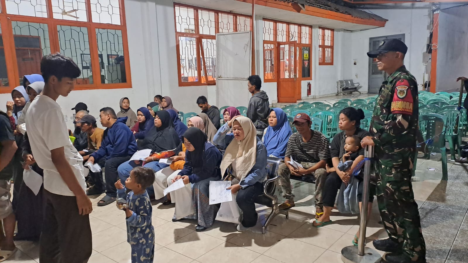 Kawal Penyaluran BLTS Kesra, Babinsa Serka Sulaeman Pastikan Bantuan Tepat Sasaran