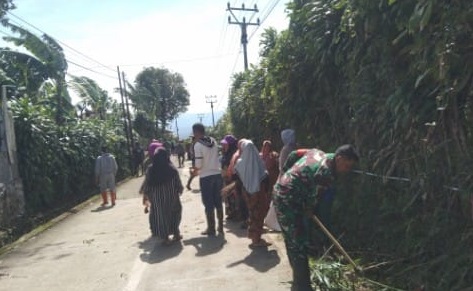 Semangat Gotong Royong: Babinsa Cirumput Pimpin Kerja Bakti Bersihkan Jalan Protokol