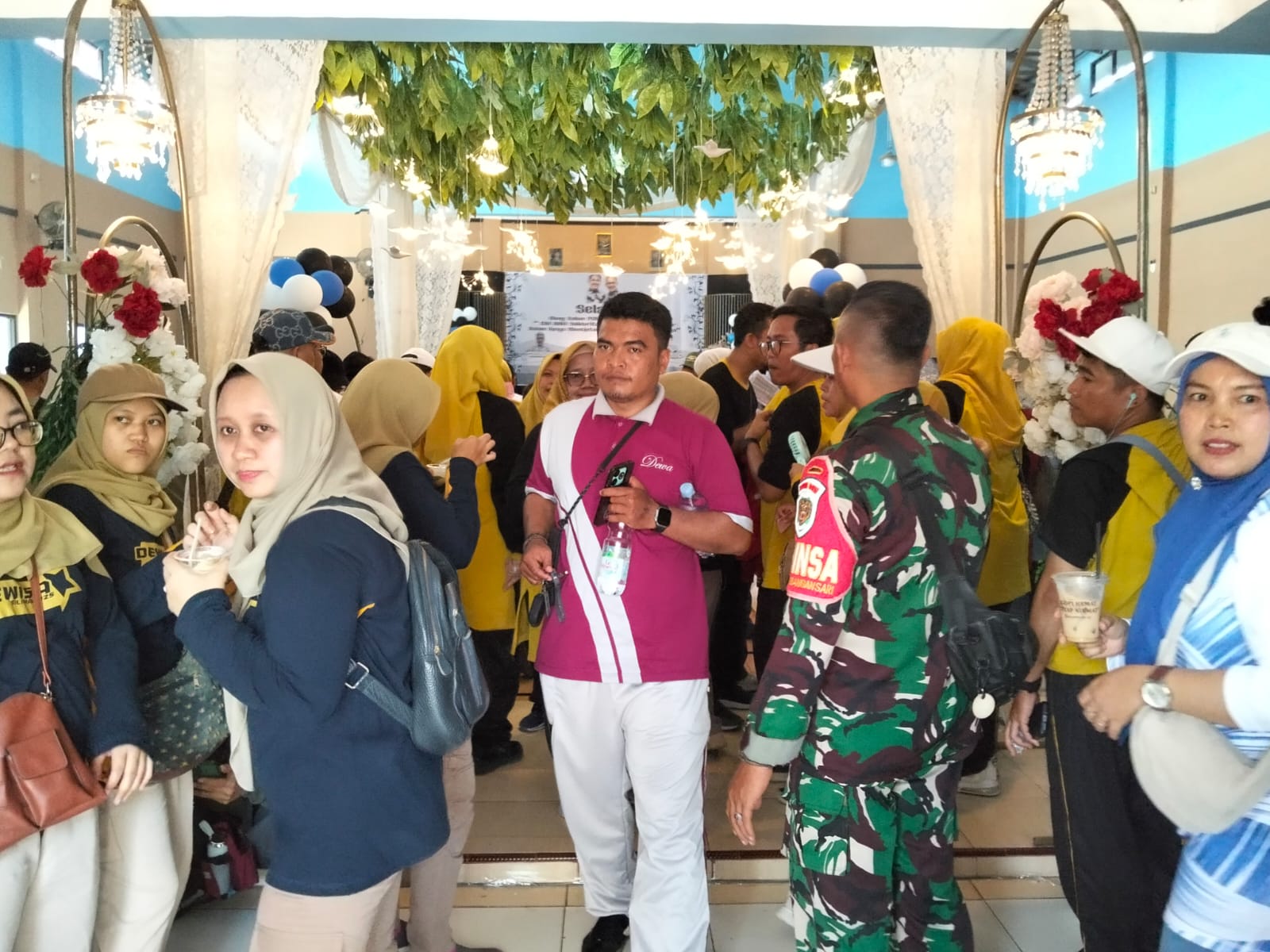 Serka J. Erwin S. Amankan Titik Finis Jalan Santai HUT PGRI di Cianjur