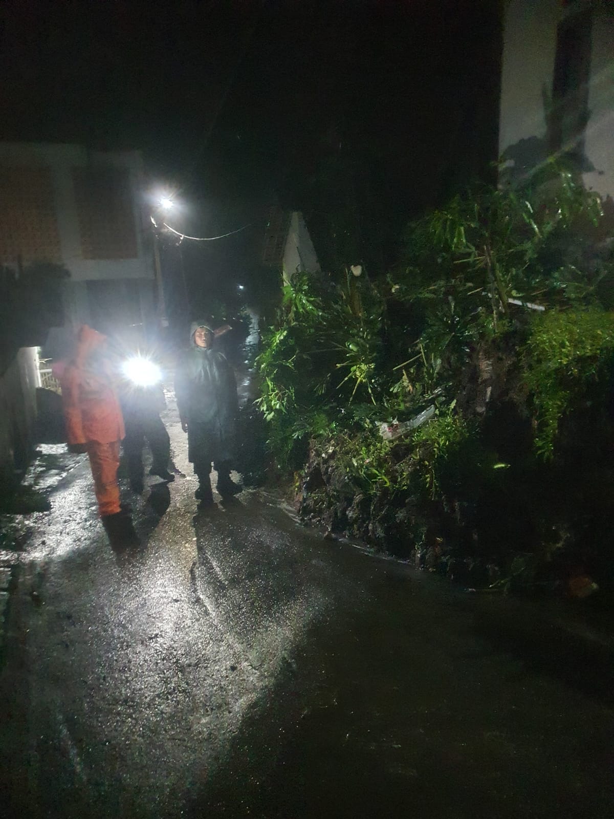 Tebing Teras Rumah Longsor di Cugenang, Babinsa Serka Kholidin Sigap Evakuasi dan Bersihkan Material