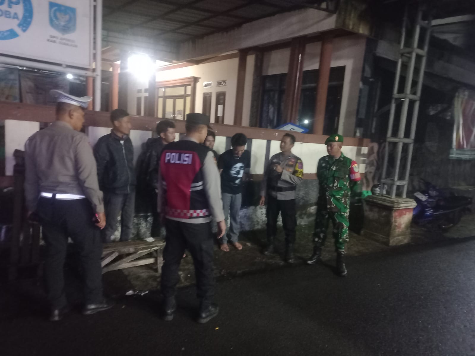 Jaga Keamanan Malam Minggu, Babinsa dan Polisi Cugenang Gelar Patroli Gabungan