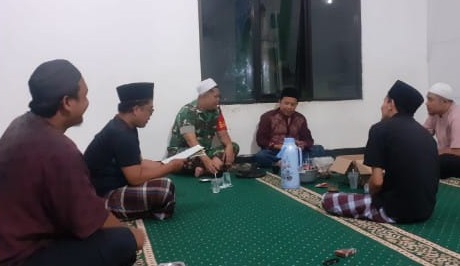 Mempererat Hubungan: Babinsa Cimasakara Gelar Komunikasi Sosial dengan Tokoh Agama