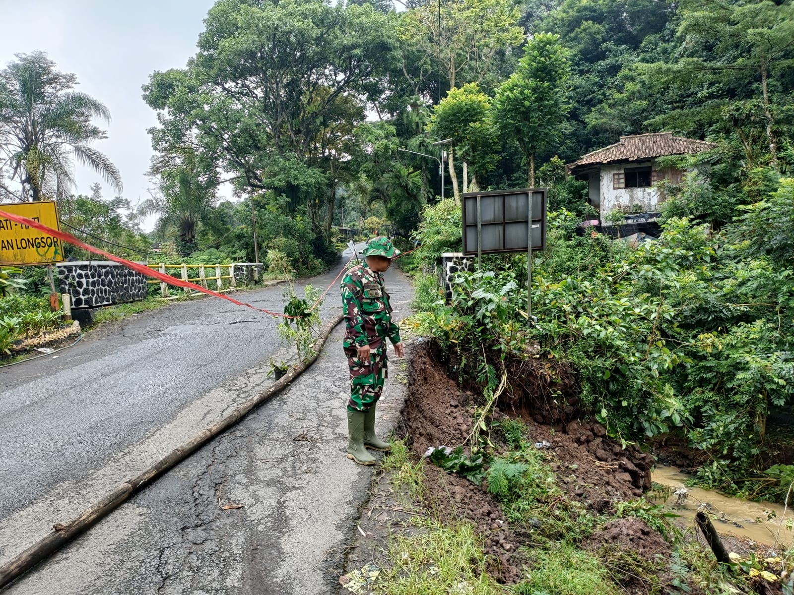 Babinsa Sigap Tangani Longsor di Desa Cibodas, Pacet
