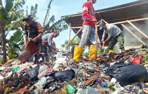 Peduli Lingkungan: Babinsa Ramasari Pimpin Kerja Bakti Bersihkan Tumpukan Sampah