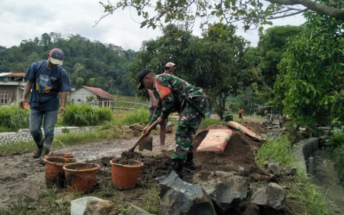 Babinsa Sukaratu Dukung Pembangunan Infrastruktur, Bangun TPT Bersama Warga