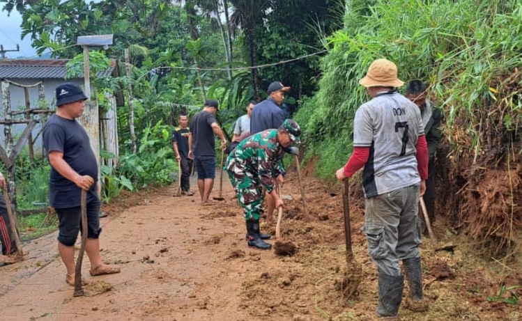 Atasi Kerusakan Jalan: Babinsa Padaluyu Pimpin Aksi Pembenahan Jalan di Legokopo