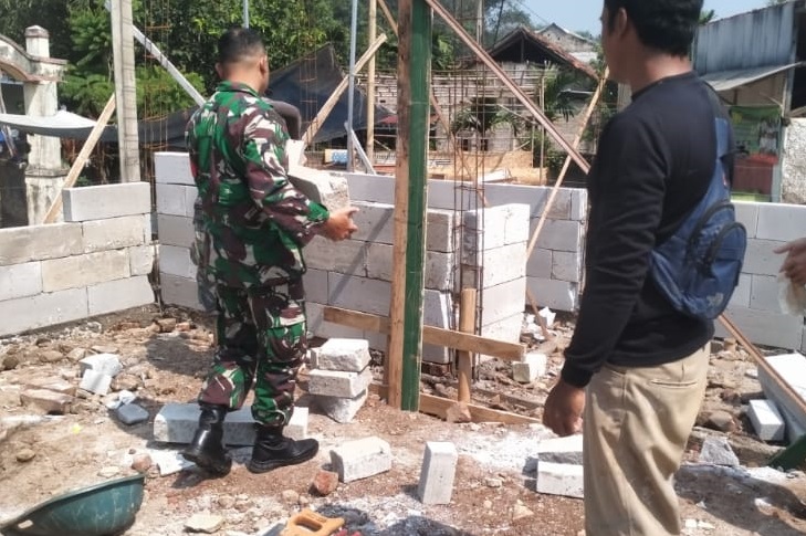 Berkah Gotong Royong: Babinsa Babakansari Ikut Serta Pembangunan Masjid Nurul Huda