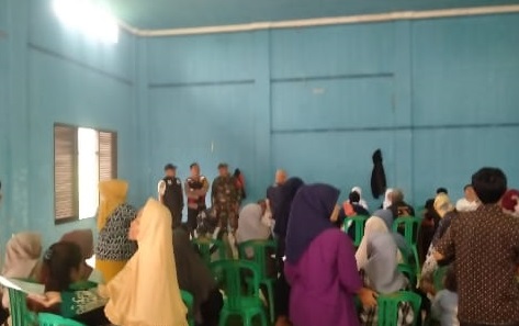 Menjamin Tepat Sasaran: Babinsa Sukasirna Ikut Awasi Penyaluran BLT Kesra 2025