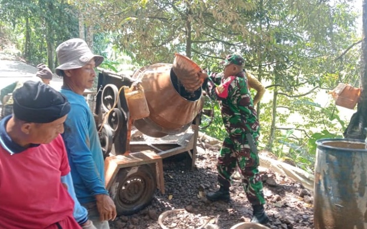 Gotong Royong Infrastruktur: Babinsa Sukamanah Ikut Serta Perbaiki Akses Jalan di Sukawarna