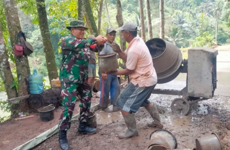 Kerja Nyata di Walahir: Babinsa Ikut Cor Jalan Desa Demi Akses yang Lebih Baik