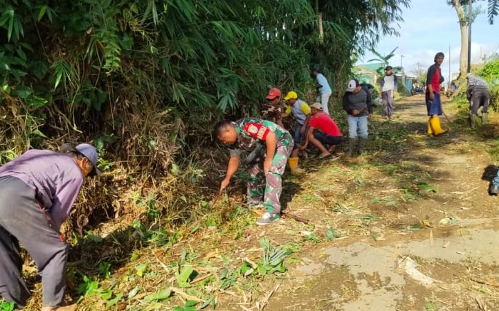 Kerja Bakti Bersama: Babinsa Nyalindung Ikut Membersihkan Jalan di Kampung Sayang