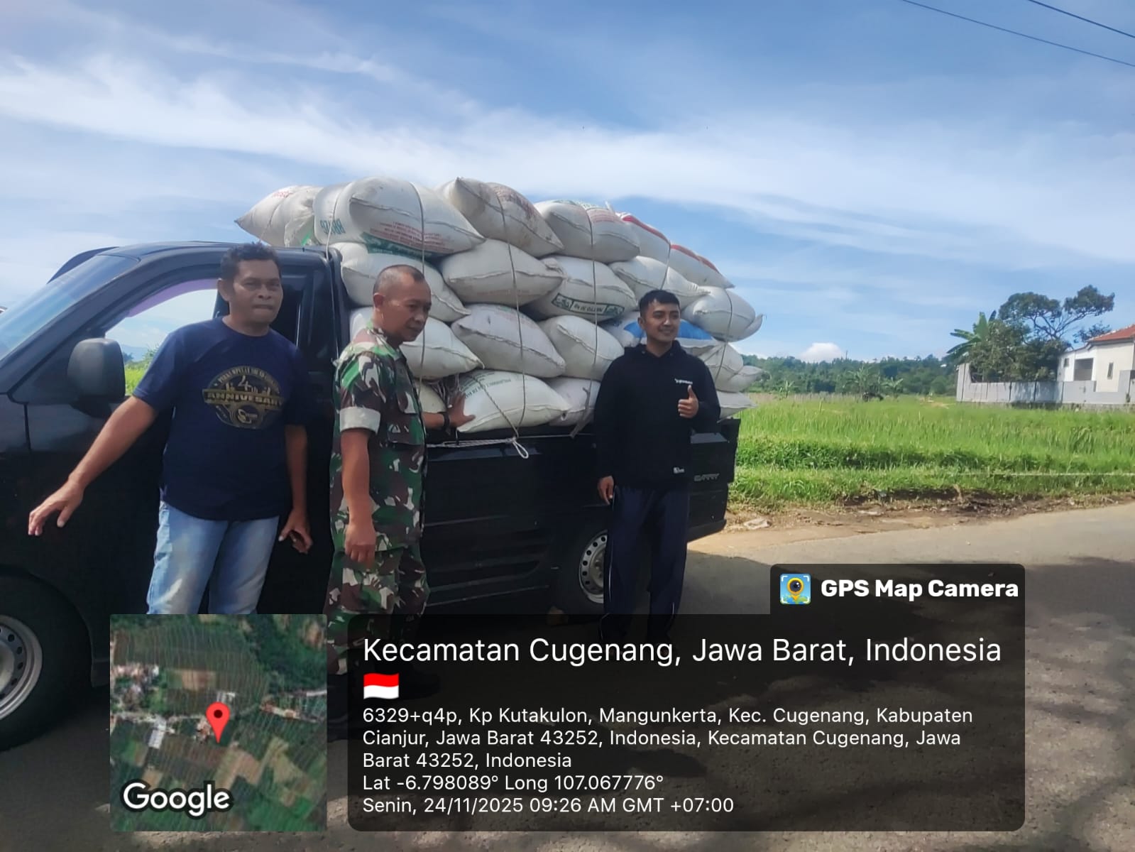 Dukung Ketahanan Pangan: Babinsa Mangunkerta Awasi Serapan Gabah Petani oleh Bulog