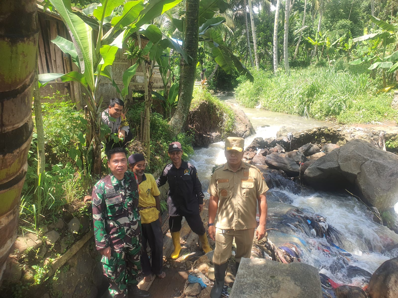Babinsa Cijedil Cek Lokasi Longsor TPT Sungai di Kampung Cicadas