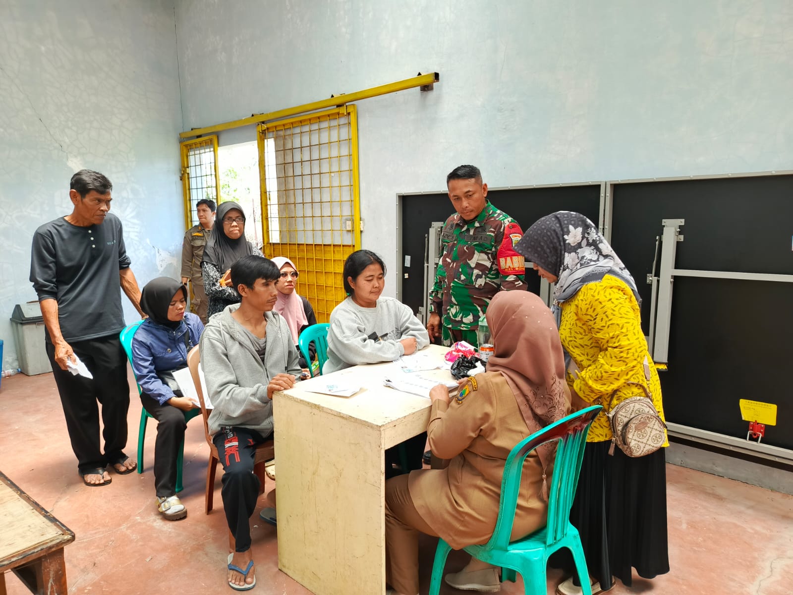 Alokasi Dua Bulan: Babinsa Bojongherang Pastikan Kelancaran Pembagian Bantuan Pangan