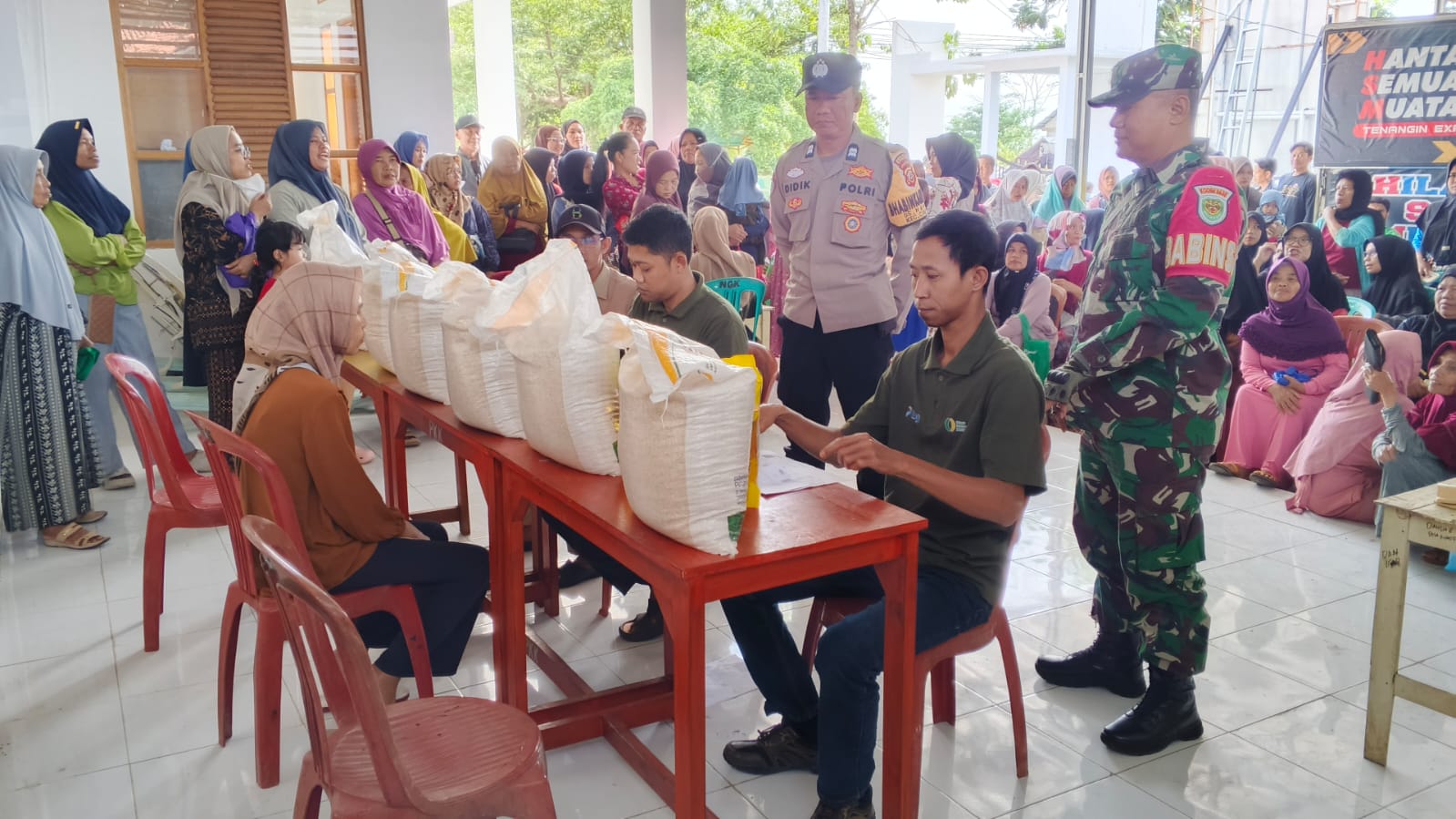 Jamin Hak Rakyat: Babinsa Nagrak Awasi Ketat Penyaluran Bantuan Pangan Nasional